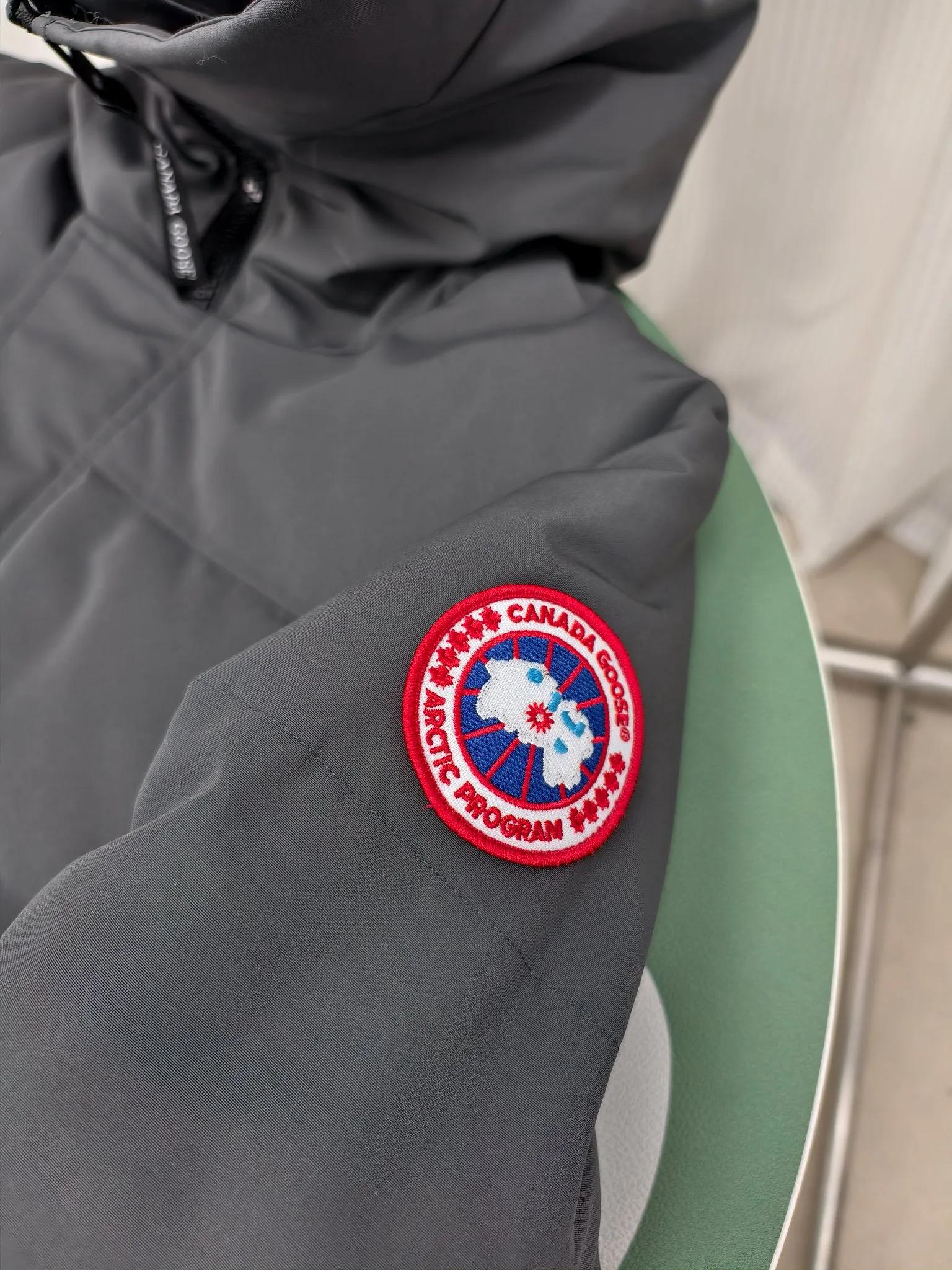 P700————2080M/New 17 models (higher version) Canada goose MacMillan parka. The MacMillan Parka features an innovative design with a streamlined hood detail, added shoulder straps and two additional interior pockets. This hip-length parka offers warmth and style with its quilted design and curved hem. Filled with extremely fluffy white duck down. The MacMillan Parka provides essential protection in all weathers. The adjustable down-connected hood improves warmth and protects against harsh weather. Rib knit cuffs tucked into the interior. The hood is equipped with a detachable zipper guard, and the hood trim can be replaced to create a personalized style and provide more protection (this jacket can be matched with wolf fur collar accessories, choose by yourself) ❤️The only version in the market Color: black red label black black label gray red label gray black label off-white red label navy red label Size: XS-2XL